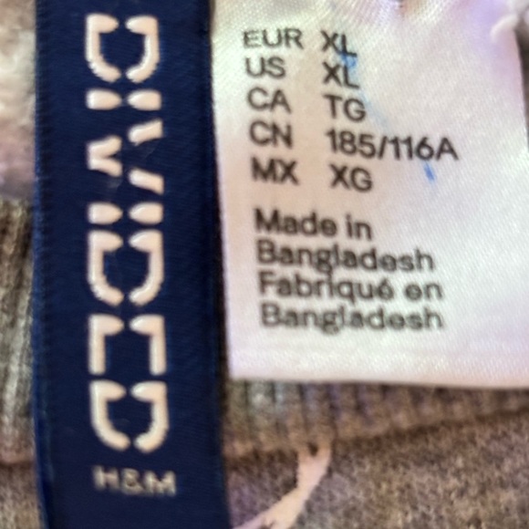 DIVIDED by H&M, mens XL, gray , small alphabet letters. Roomy cut, Cotton blend - Picture 5 of 5
